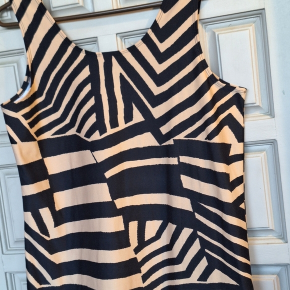 Chico's Tank Top Sz2 Blk/Tan Graphic Print Beautiful Fit Stretchy Knit - Picture 8 of 8